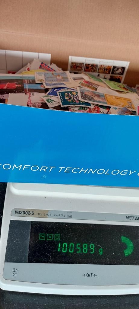 Doos postzegels wereld mix 1kilo, Ophalen of Verzenden, Nederland en Buitenland