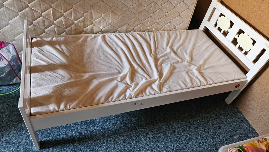 Kleuterbed ikea, Kinderen en Baby's, Kinderkamer | Bedden, Gebruikt, 140 tot 160 cm, 70 tot 85 cm, Lattenbodem, Matras, Ophalen