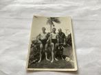 Ned Indië Drie mannen aan het strand (1948), Gebruikt, Foto, Ophalen of Verzenden, 1940 tot 1960