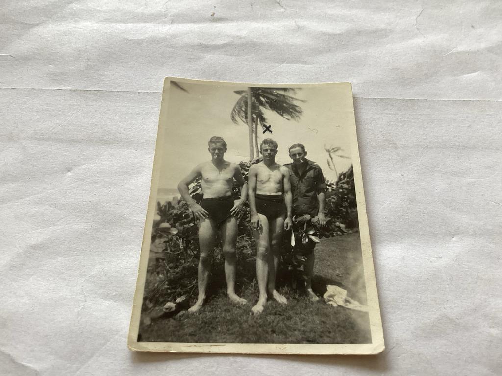 Ned Indië Drie mannen aan het strand Pirok (1948), Verzamelen, Foto's en Prenten, Gebruikt, Foto, Overige onderwerpen, 1940 tot 1960