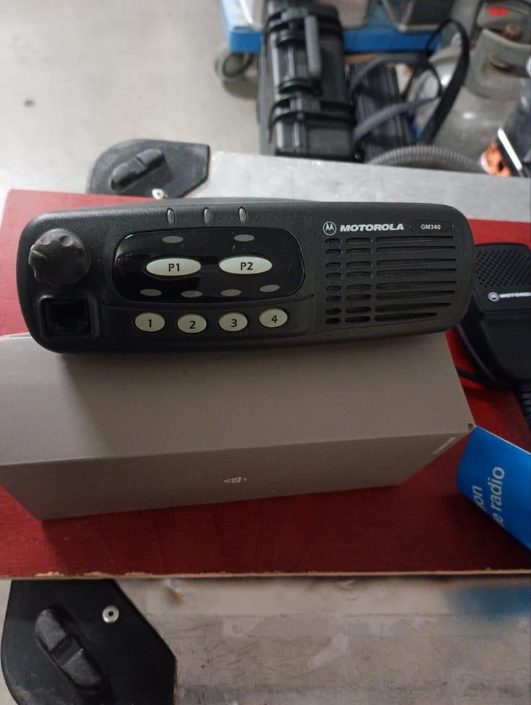 Motorola GM340 UHF mobilofoon met microfoon en beugel, Telecommunicatie, Ophalen, Gebruikt