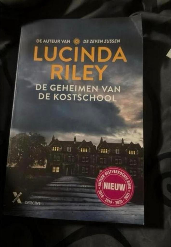 Lucinda riley de geheimen van de kostschool, Ophalen of Verzenden, Zo goed als nieuw