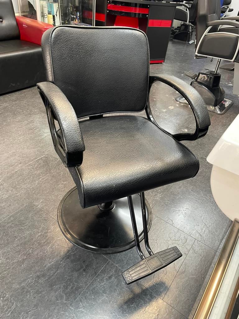 Kapper spullen stoelen kruk