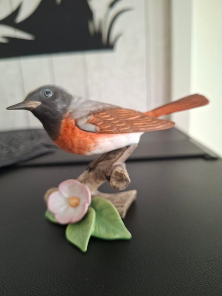 GOEBEL JAARVOGEL GEKRAAGDE ROODSTAART 2011, Verzamelen, Ophalen, Nieuw, Vogel, Beeldje of Figuurtje