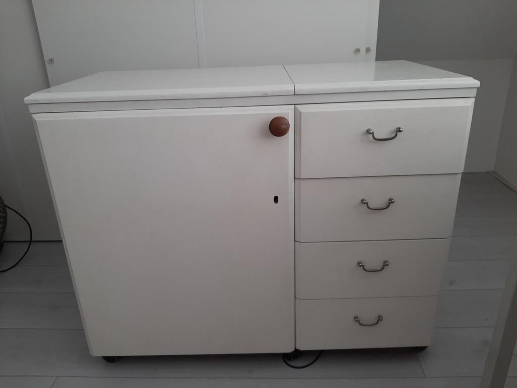 Naaimachinemeubel met fournituren, Ophalen, Nieuw, Naaimachine, Overige merken