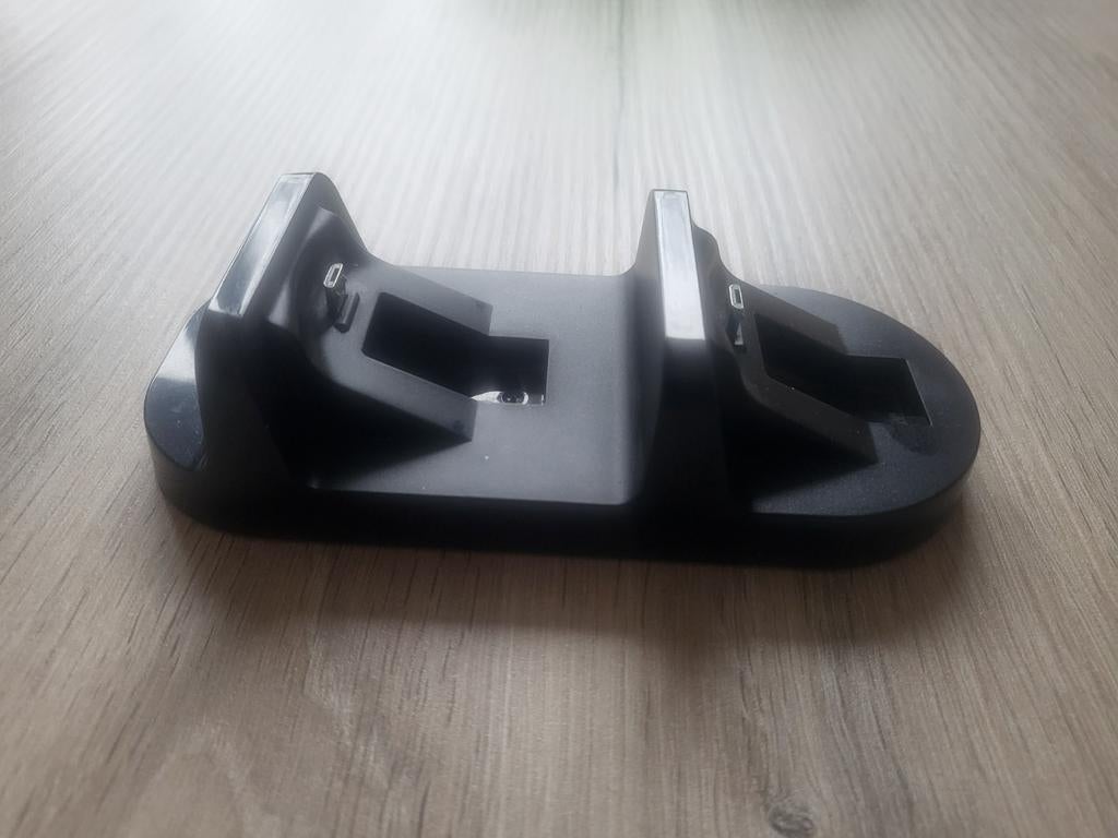 Draadloze oplader voor PS4 controllers, Spelcomputers en Games, Spelcomputers | Sony PlayStation Consoles | Accessoires, Zo goed als nieuw
