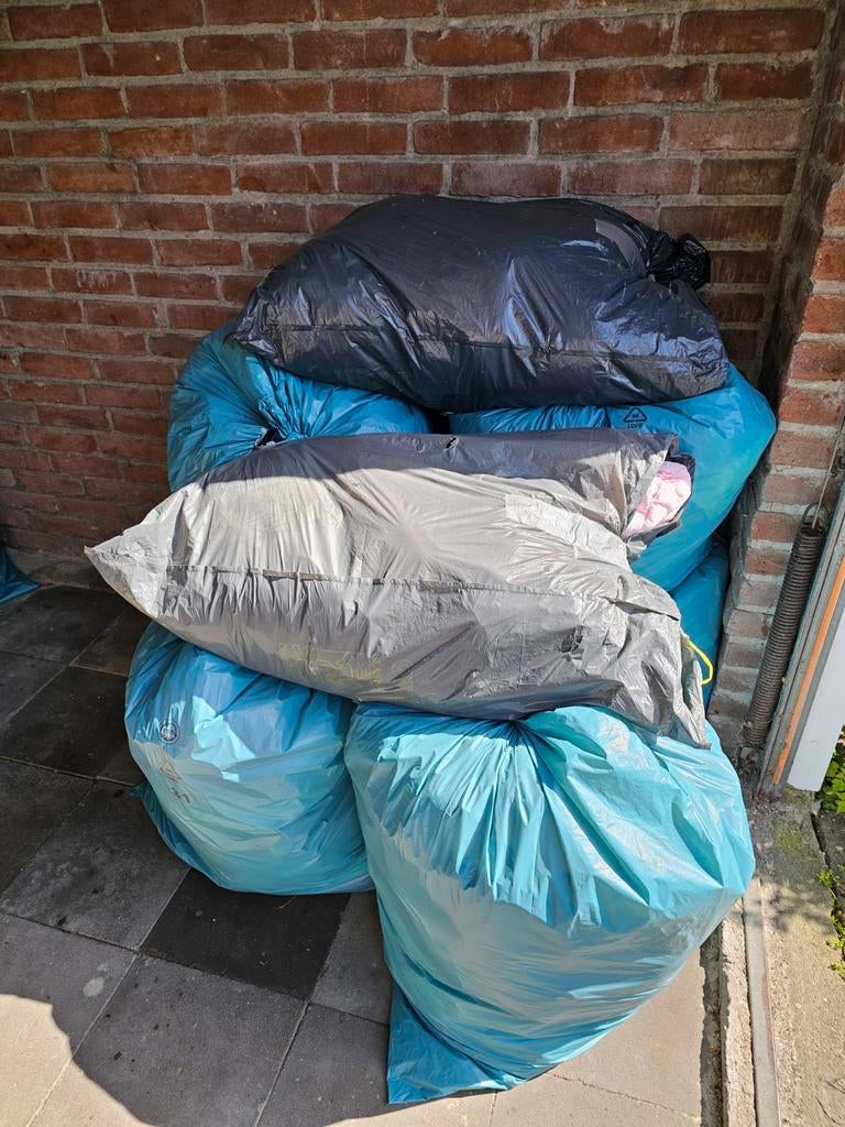 Zakken vol kleding, Ophalen