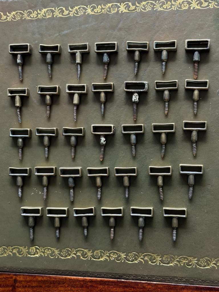 Partij 34 stuks antieke traproede houders messing, Verzenden