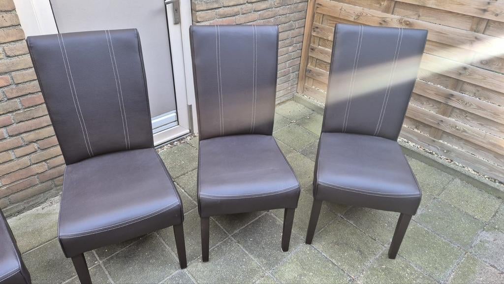 Set van 6 donkerbruine eetkamerstoelen met witte stiksels, Gebruikt, Bruin, Ophalen of Verzenden, Modern, Tijdloos
