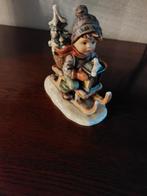 Hummel beeldje - Jongen op slee met kerstboom, Ophalen of Verzenden