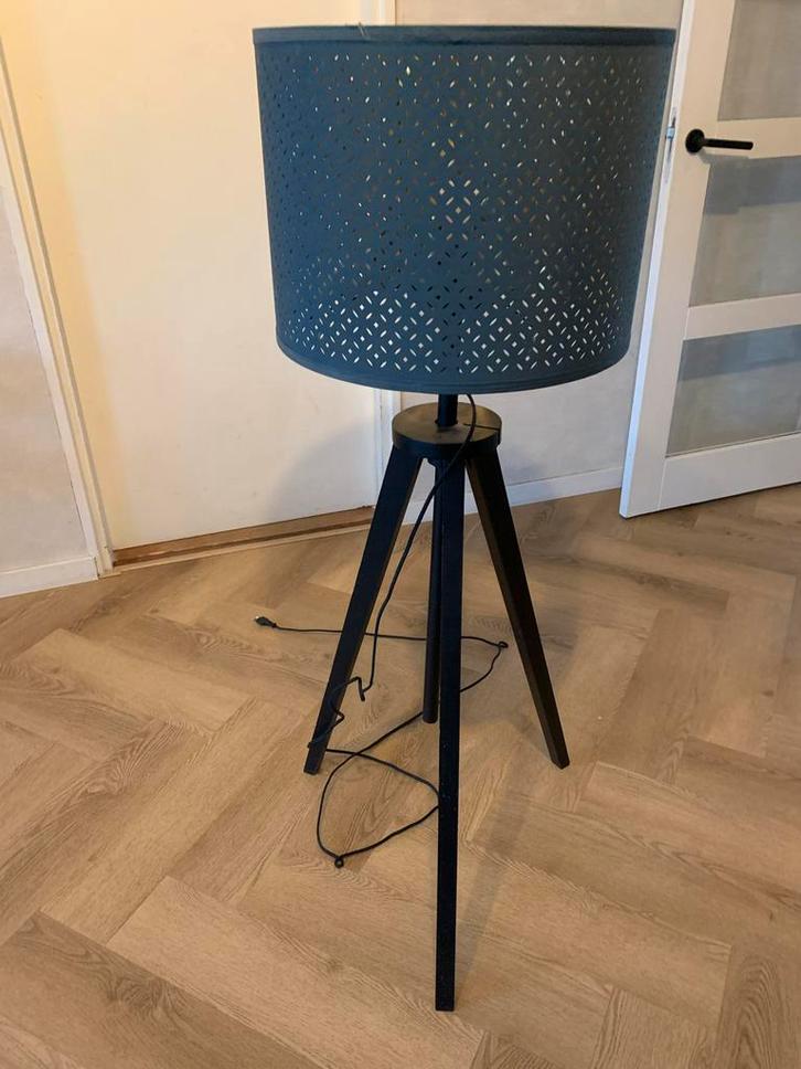 Mooie Staande Lamp met Driepoot, Huis en Inrichting, Lampen | Vloerlampen, Zo goed als nieuw, 100 tot 150 cm, Metaal, Ophalen