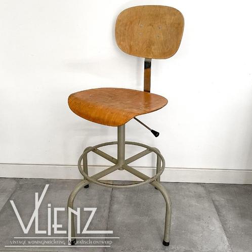 Industriële, vintage labstoel, atelierstoel, werkkruk, stoel, Huis en Inrichting, Stoelen, Gebruikt, Eén, Hout, Metaal, Ophalen
