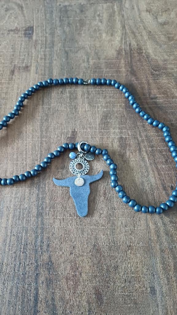 Lange Fushi ketting, houten kralen en hanger stierenkop, Blauw, Ophalen of Verzenden, Zo goed als nieuw, Overige materialen