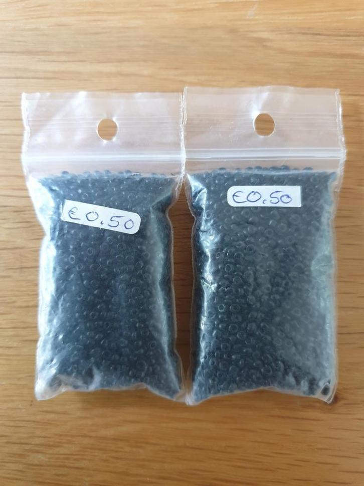 2 zakjes zwarte rocailles kraaltjes, Hobby en Vrije tijd, Kralen en Sieraden maken, Zo goed als nieuw, Kraal, Ophalen of Verzenden