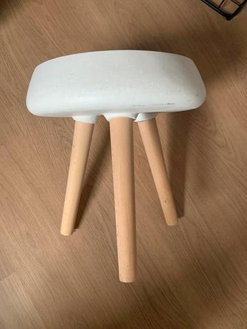 Superleuk wit bijzettafeltje / plantentafeltje 34 x 41 beschikbaar voor biedingen