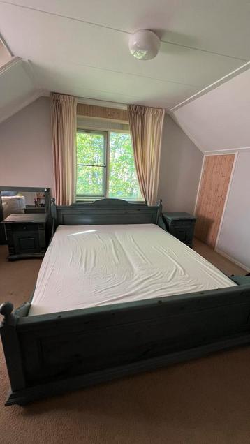 Tweepersoonsbed mt lattenbodems, kastjes, spiegel, matrassen