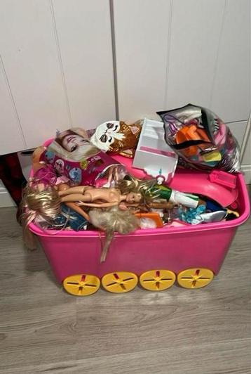 Grote partij barbie poppen en accessoires beschikbaar voor biedingen