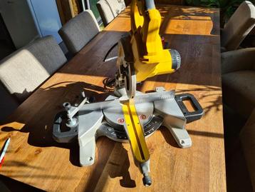 DeWALT DWS777 afkortzaag beschikbaar voor biedingen