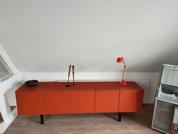 Rood Dressoir met Zwarte Poten, Huis en Inrichting, Kasten | Buffetkasten, Gebruikt, Minder dan 100 cm, 200 cm of meer, 25 tot 50 cm
