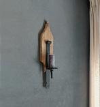 Wandkandelaar van gesmeden scharnier en oud hout snijwerk, 50 tot 75 cm, Nieuw, Ophalen of Verzenden, Kandelaar