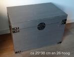 Grijs houten kistje met fraai beslag, Huis en Inrichting, Ophalen of Verzenden, Gebruikt, Minder dan 50 cm, Minder dan 50 cm