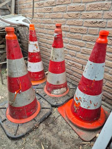 4x Verkeerspilonnen / Veiligheidspilonnen - Zwaar beschikbaar voor biedingen