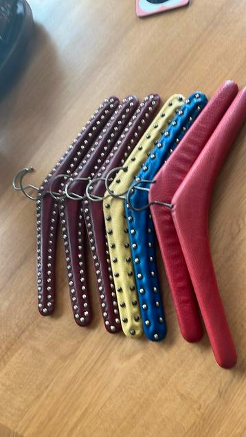 Vintage kledinghangers beschikbaar voor biedingen