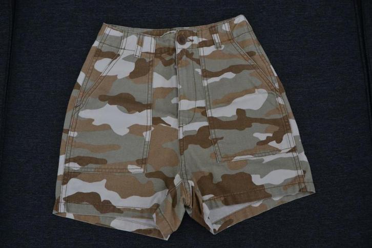 ZO GOED ALS NIEUW, KORTE BROEK CAMOUFLAGE MAAT 34, Kleding | Dames, Broeken en Pantalons, Zo goed als nieuw, Maat 34 (XS) of kleiner