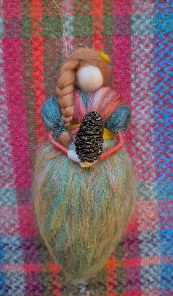 Mooie herfstfee met eikel, seizoenstafel, Hobby en Vrije tijd, Vilt, Nieuw, Figuurtje(s), Wolvilt, Ophalen of Verzenden