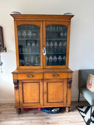 Antieke buffetkast/servieskast in 2 delen beschikbaar voor biedingen