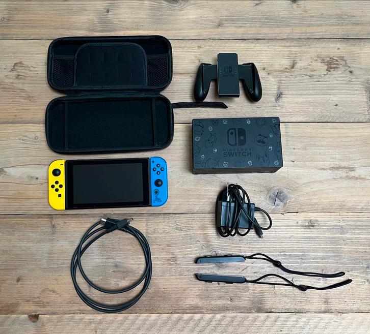 Nintendo Switch Fortnite Editie + 64GB SD + Case, Spelcomputers en Games, Games | Nintendo Switch, Zo goed als nieuw, 2 spelers