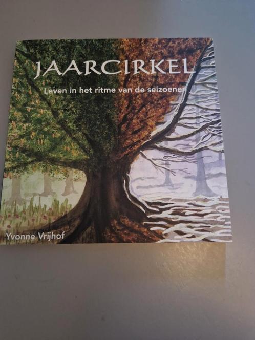 Yvonne Vrijhof de Vries - Jaarcirkel, Boeken, Esoterie en Spiritualiteit, Zo goed als nieuw, Overige typen, Ophalen of Verzenden
