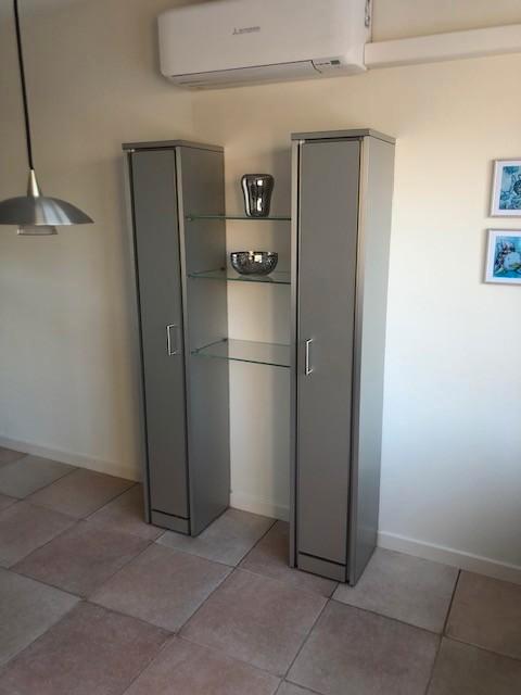 Vitrinekast / kast aluminium met glas, Huis en Inrichting, Kasten | Vitrinekasten, Gebruikt, 150 tot 200 cm, 100 tot 150 cm, 25 tot 50 cm