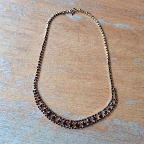 Goudkleurige ketting met bordeaux rode steentjes, Sieraden, Tassen en Uiterlijk, Kettingen, Gebruikt, Overige materialen, Goud