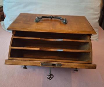 Antiek houten brievenkistje met sleutel. 29 x 16 x 17 cm.  beschikbaar voor biedingen