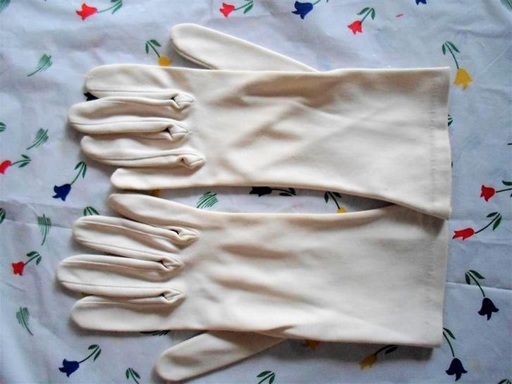 Handschoentjes Crèmekleurig. Jaren '50 / '60. Silk look, Antiek en Kunst, Antiek | Kleding en Accessoires, Ophalen of Verzenden
