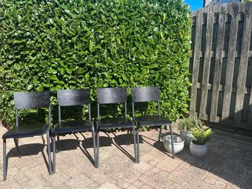 4 zwarte eetkamerstoelen stapelbaar beschikbaar voor biedingen