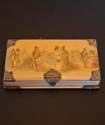 Antiek Ringen Doosje met Romantische Scène beschikbaar voor biedingen