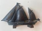 Bronzen Zeilboot op Houten Klosjes, Ophalen of Verzenden, Brons