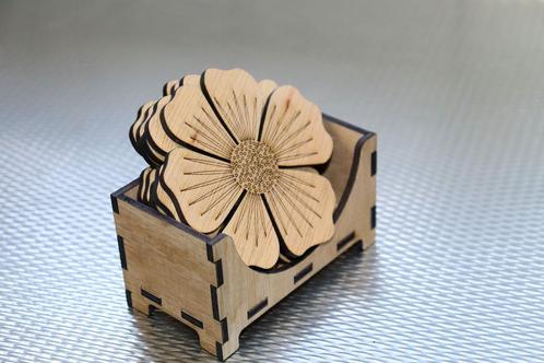 6 onderzetters hout met bloem motief lasergesneden in houder, Hobby en Vrije tijd, Kaarten | Zelf maken, Nieuw, Overige typen