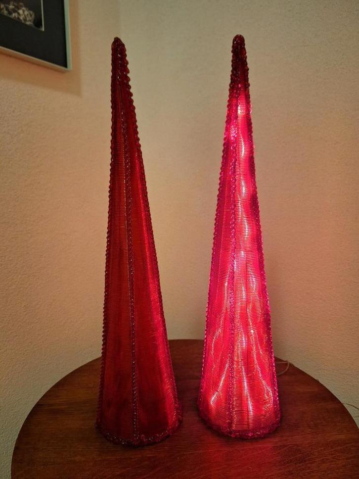 Kerst decoratie piramide met verlichting rood 59cm hoog, Diversen, Kerst, Zo goed als nieuw, Ophalen