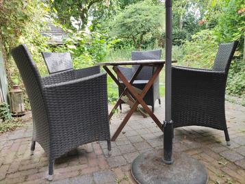 tuinset vier stoelen en een tafel beschikbaar voor biedingen