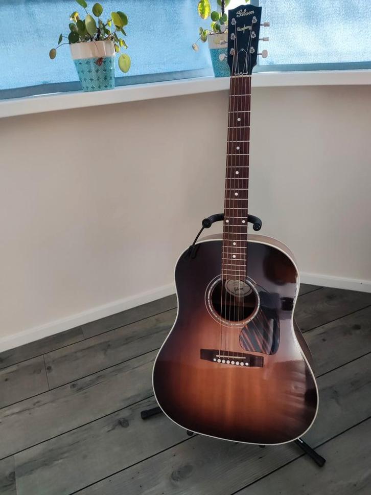 Gibson J15 Sunburst met K&K pickup en koffer, Muziek en Instrumenten, Snaarinstrumenten | Gitaren | Akoestisch, Western- of Steelstringgitaar