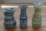 3 OUDE GEKLEURDE  GLAZEN VAASJES MET  GEKARTELDE RAND, Ophalen
