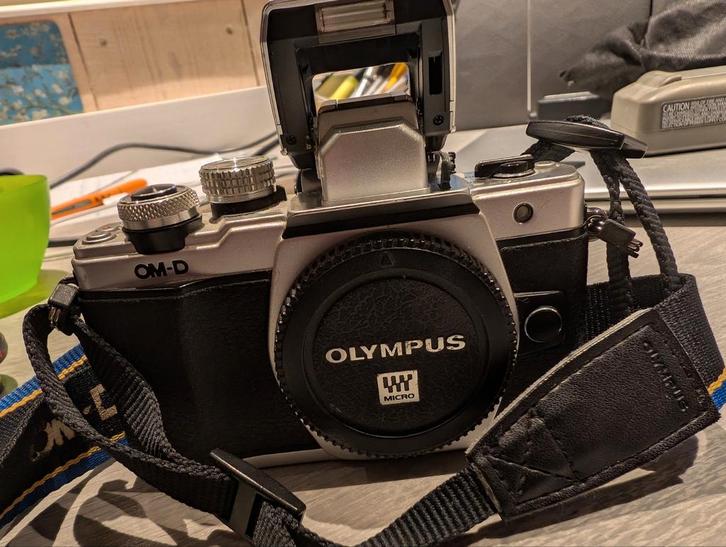 OLYMPUS OM-D E-M10 MARK II BODY zilver

+ 5 lenzen, Audio, Tv en Foto, Fotocamera's Digitaal, Gebruikt, Spiegelreflex, Olympus