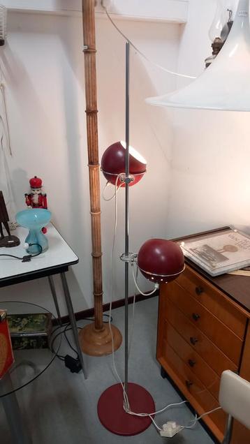 Vintage Vloerlamp met Rode Kappen beschikbaar voor biedingen