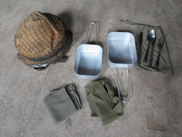 Militaire helm met toebehoren., Verzamelen, Militaria | Algemeen, Landmacht, Helm of Baret, Nederland, Ophalen of Verzenden