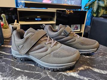 1 paar nieuwe schoenen maat 40 kleur grijs nr3 / schoen beschikbaar voor biedingen
