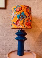 Handgemaakte lamp oranje en petrol met bloempatroon, Huis en Inrichting, Lampen | Tafellampen, Boho, Studio Nippori, Nieuw, Ophalen of Verzenden
