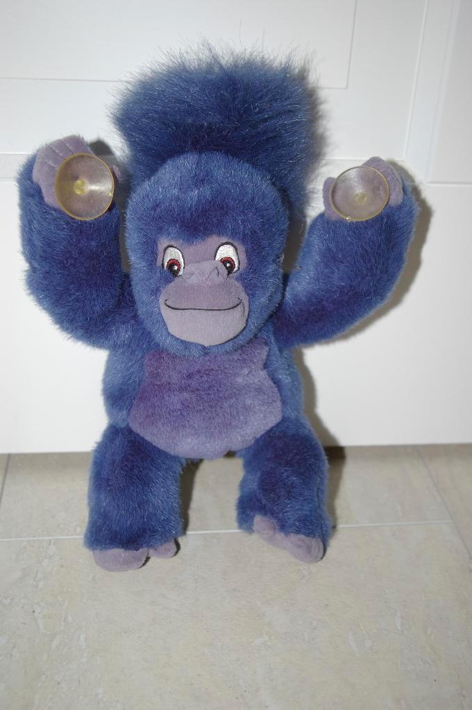 Een paars aapje met zuignappen.  "Tarzan ", Kinderen en Baby's, Kinderspulletjes, Zo goed als nieuw, Ophalen of Verzenden